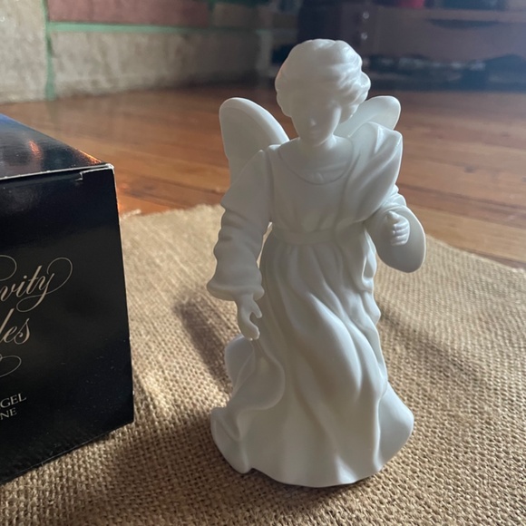 Avon Nativity Collectibles - The Standing Angel - Picture 2 of 2